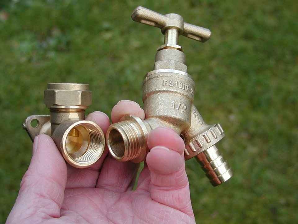 Garden Hose Fitting for Water Conservation